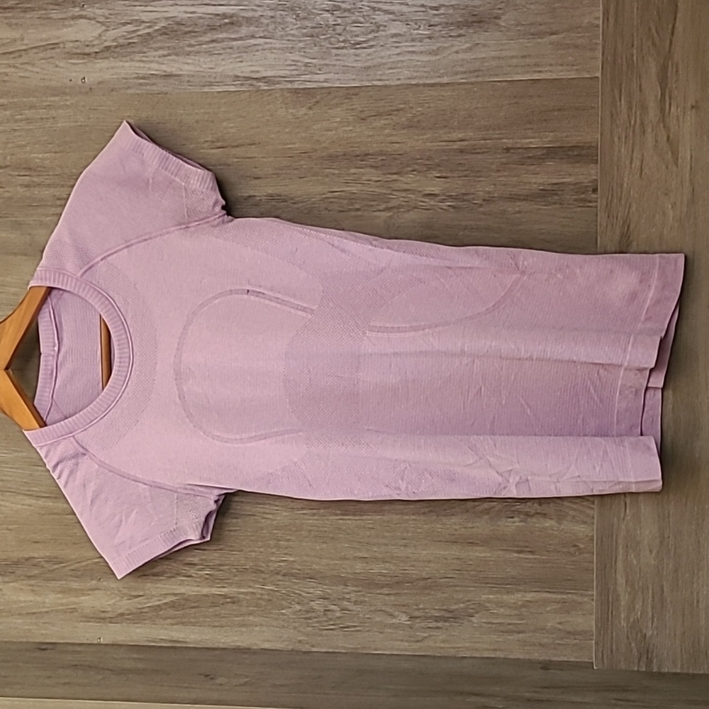 Lululemon Run Swiftly Short Sleeve - Size 4 with small hole and snag see photos